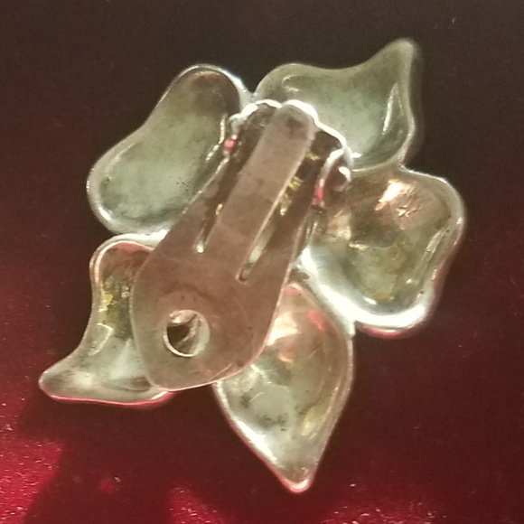 Charming "Plumeria" Flower Earrings...Vintage. - Picture 4 of 5